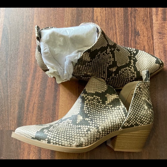 Snake Print Ankle Booties (popular) size women’s 6 - Picture 1 of 3